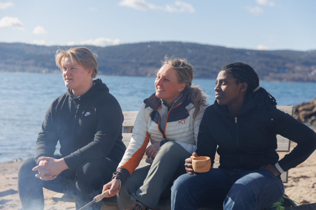 Iloiset nuoret rannalla